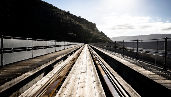 Camino de Hierro - el puente ferroviario Morgado sobre el río Agueda cerca de La Fregeneda, provincia de Salamanca